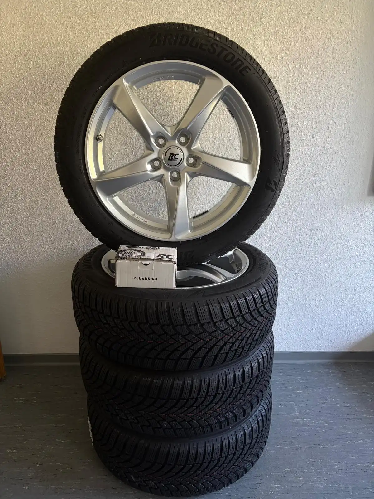 4er Satz Winterkompletträder – Bridgestone Blizzak LM005 215/55 R18 99V XL auf RCDesign RC30 Alufelgen