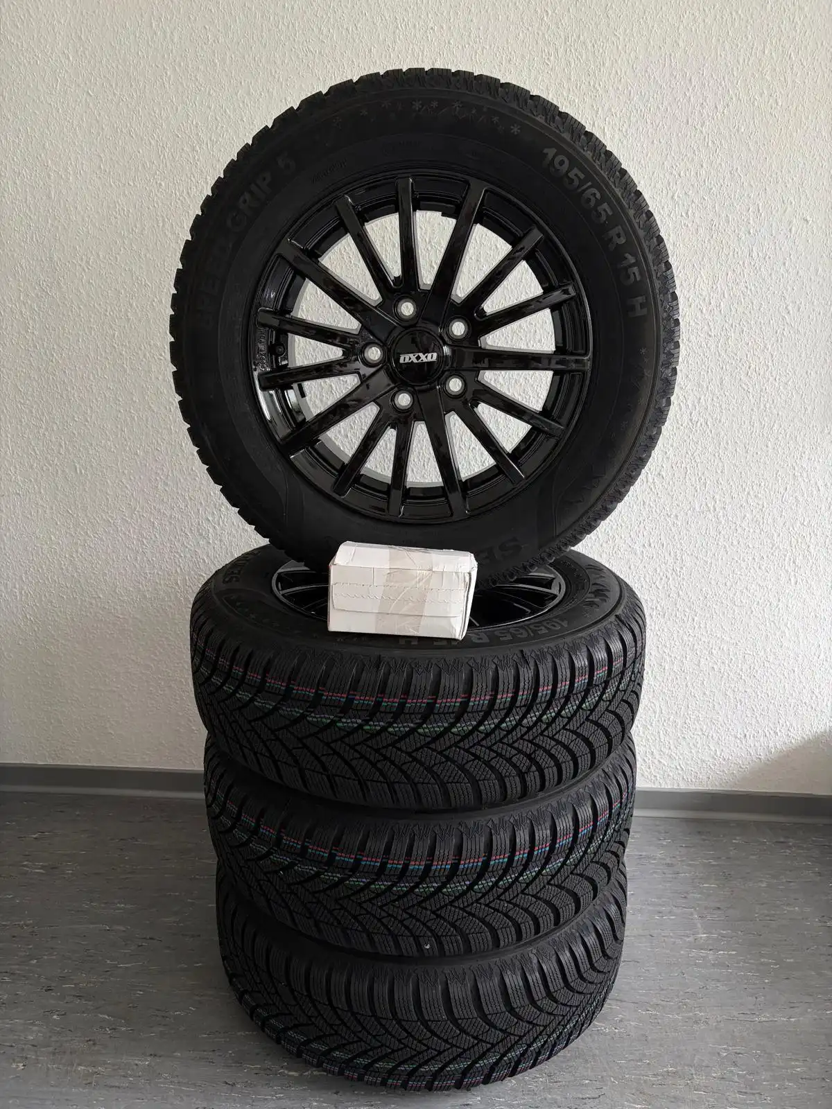 4er Satz Winterkompletträder – Semperit Speed-Grip 5 195/65 R15 91H auf OXXO Best Black Alufelgen