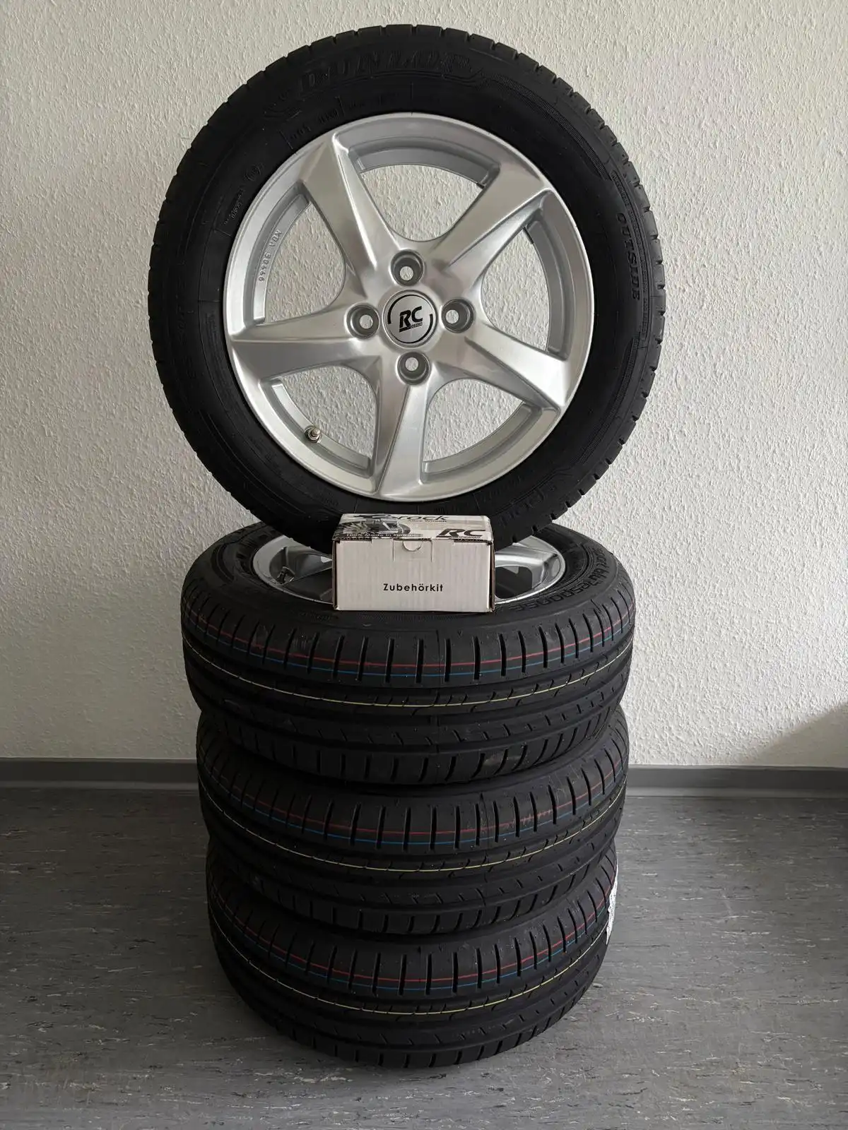 4er Satz Winterkompletträder – Dunlop Sport BluResponse 185/60 R15 88H XL auf RCDesign RC30 Alufelgen