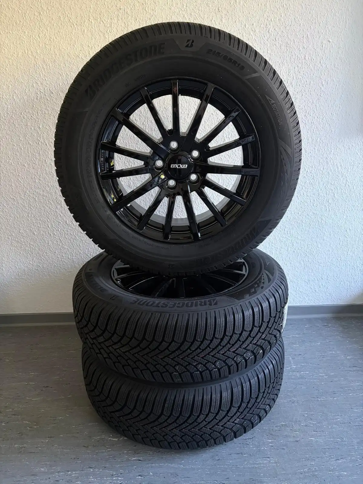 4er Satz Winterkompletträder – Bridgestone Blizzak 6 215/65 R16 102H XL auf OXXO Best Black Alufelgen